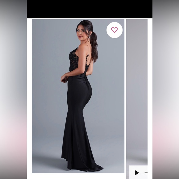 Stunning black dress with very small train. - Picture 2 of 11